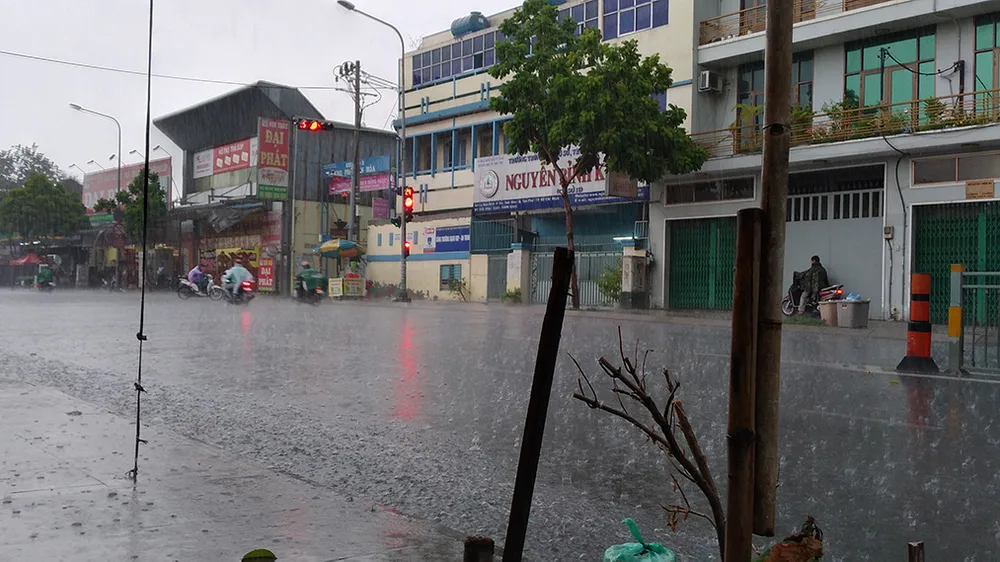 Chiều nay 9-4, TPHCM bất ngờ đổ mưa