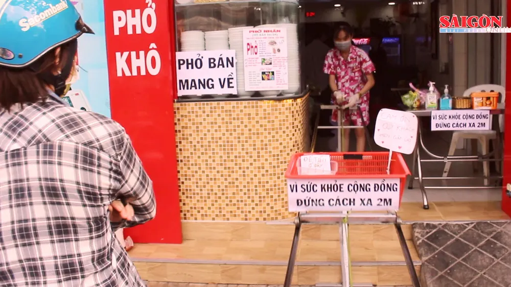 Mua phở, hải sản, đồ uống bằng ròng rọc, vợt, sào