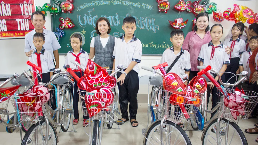 Báo SGGP tặng quà trung thu và xe đạp cho học sinh vùng sâu ở Long An
