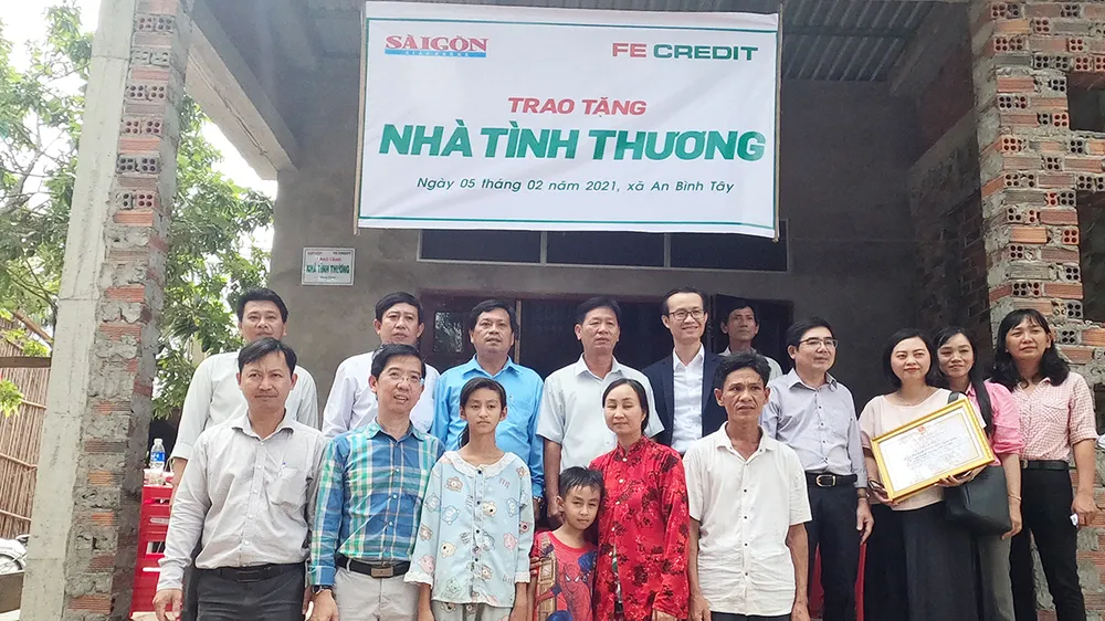 Báo SGGP trao tặng nhà tình thương cho người dân Bến Tre đón tết