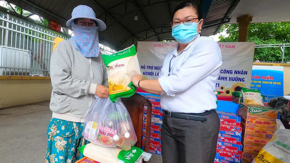 Chuyến xe gạo nghĩa tình của Báo SGGP tặng 4 tấn gạo đến người dân Thủ Đức, Bình Thạnh
