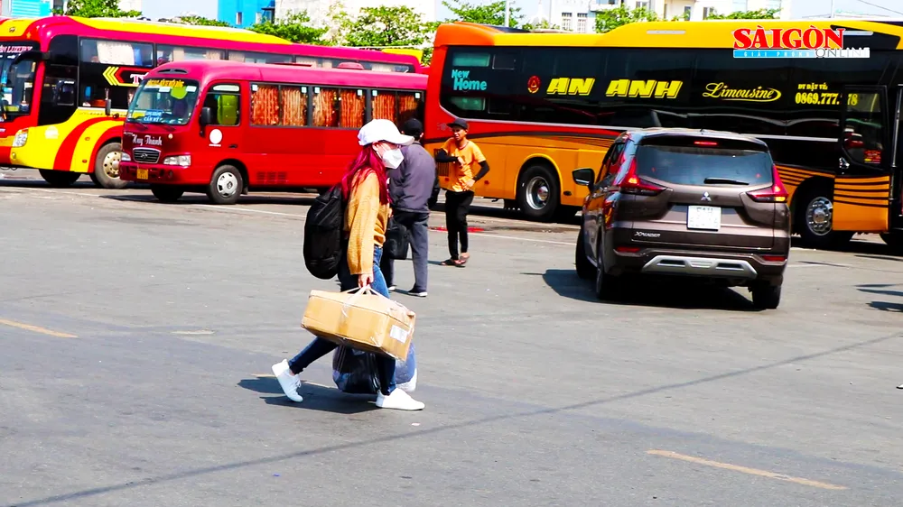 Giá vé tàu xe ổn định, người dân thoải mái về quê đón tết
