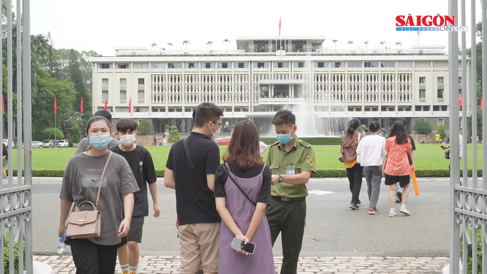 Dòng người tấp nập tham quan Hội trường Thống Nhất, Thảo Cầm Viên, Đầm Sen