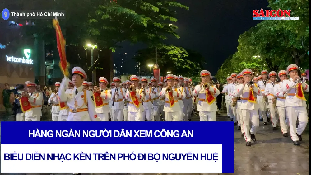 Hàng ngàn người dân xem công an biểu diễn nhạc kèn trên phố đi bộ Nguyễn Huệ