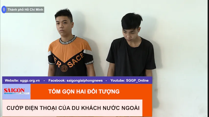 Tóm gọn hai đối tượng cướp điện thoại của du khách nước ngoài