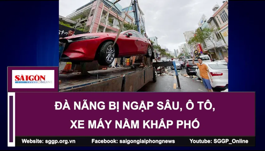 Đà Nẵng bị ngập sâu, ô tô, xe máy nằm khắp phố