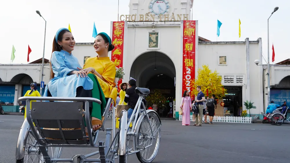 Check-in chiều 26 Tết trước chợ Bến Thành