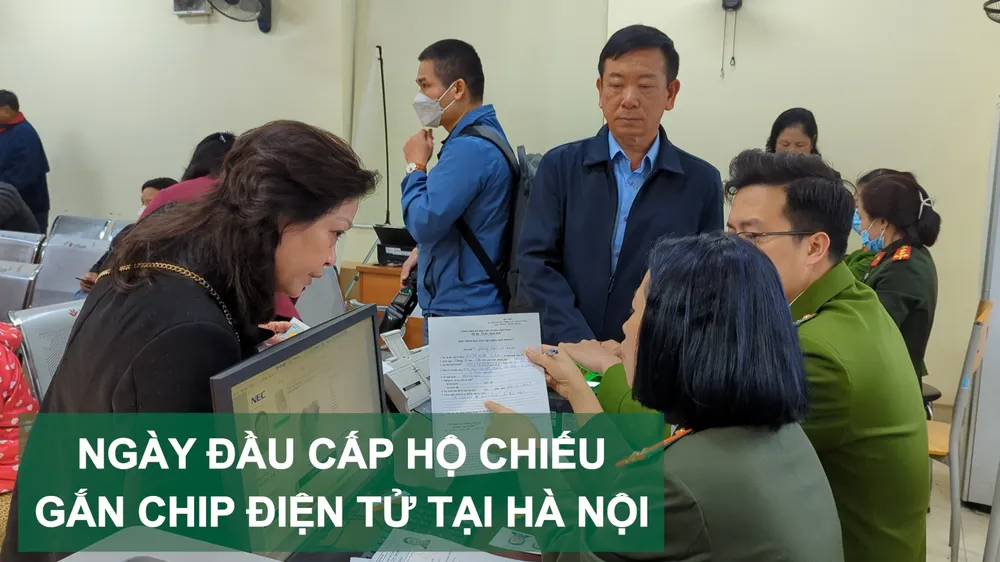 Ngày đầu cấp hộ chiếu gắn chip điện tử tại Hà Nội