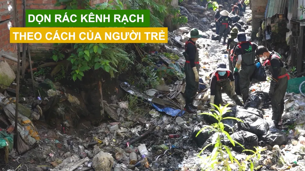 Dọn rác kênh rạch theo cách của người trẻ