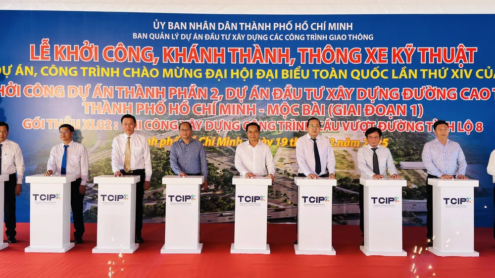 Khởi công gói thầu XL02 thi công cầu vượt Tỉnh lộ 8 thuộc Dự án đầu tư xây dựng đường cao tốc TPHCM - Mộc Bài (giai đoạn 1). Ảnh: ĐÌNH DƯ