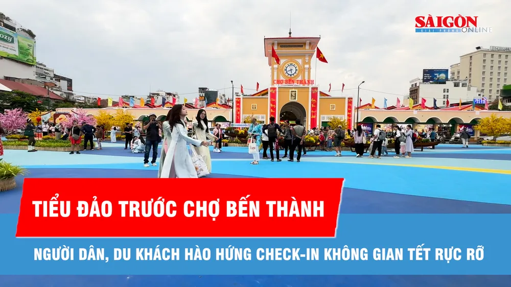 Hào hứng check-in không gian tết rực rỡ trước chợ Bến Thành