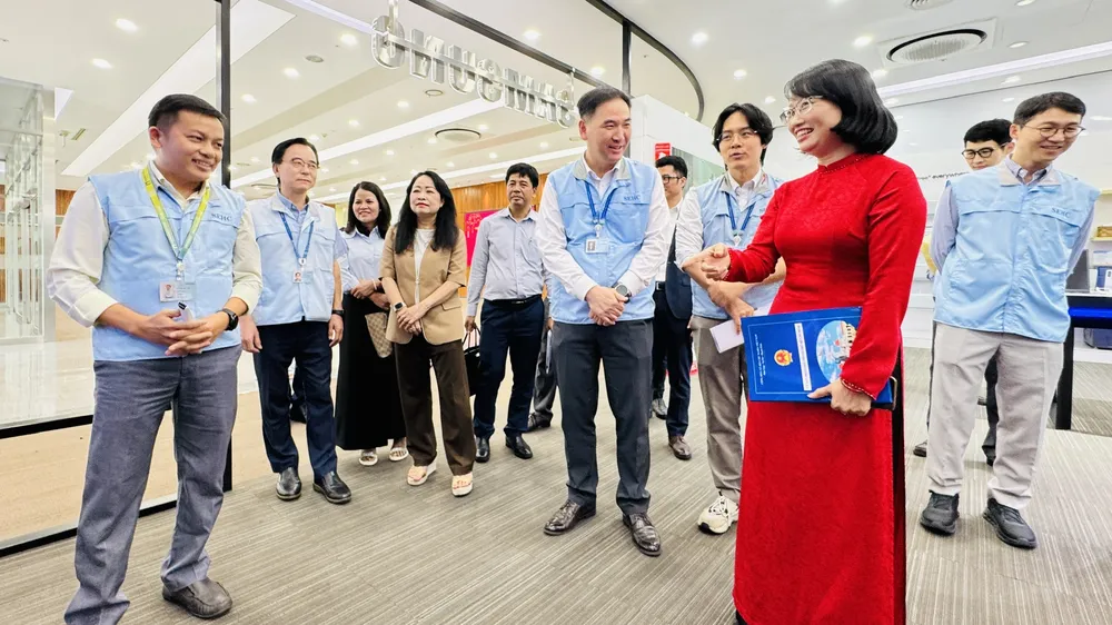 Lãnh đạo UBND TPHCM thăm, chúc tết doanh nghiệp tại Khu Công nghệ cao