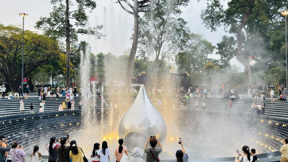Cuối tuần, người dân háo hức đi xem nhạc nước tại Công viên số 1 Lý Thái Tổ