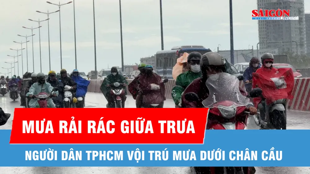 TPHCM: Mưa dông bất chợt, người dân trú vội dưới chân cầu