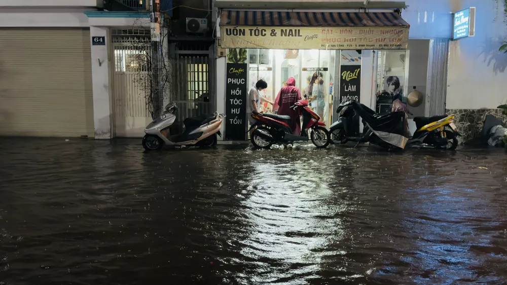 TPHCM: Mưa lớn, đường ngập, kẹt xe giờ tan tầm