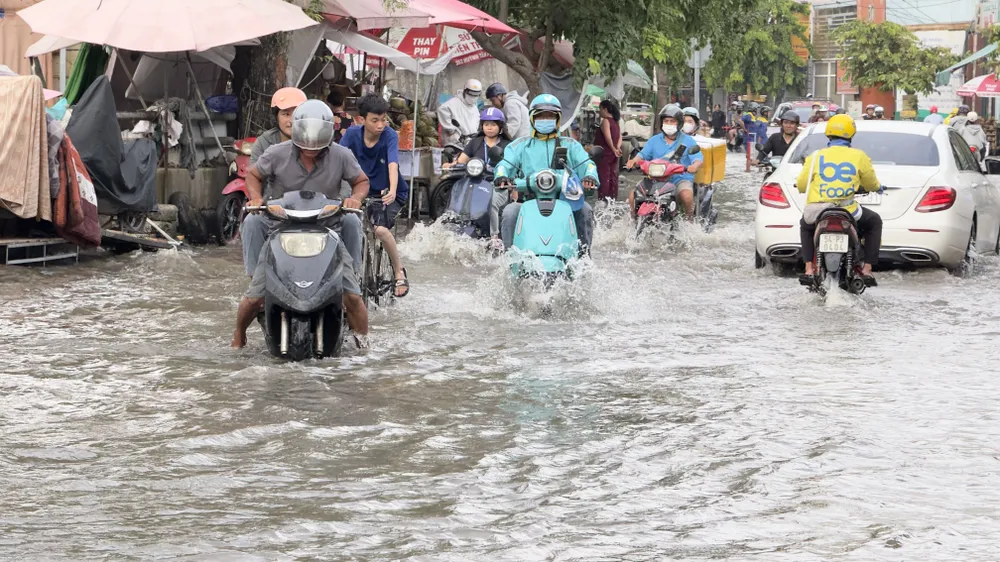TPHCM: Triều cường vượt báo động 3, nhiều tuyến đường ngập sâu