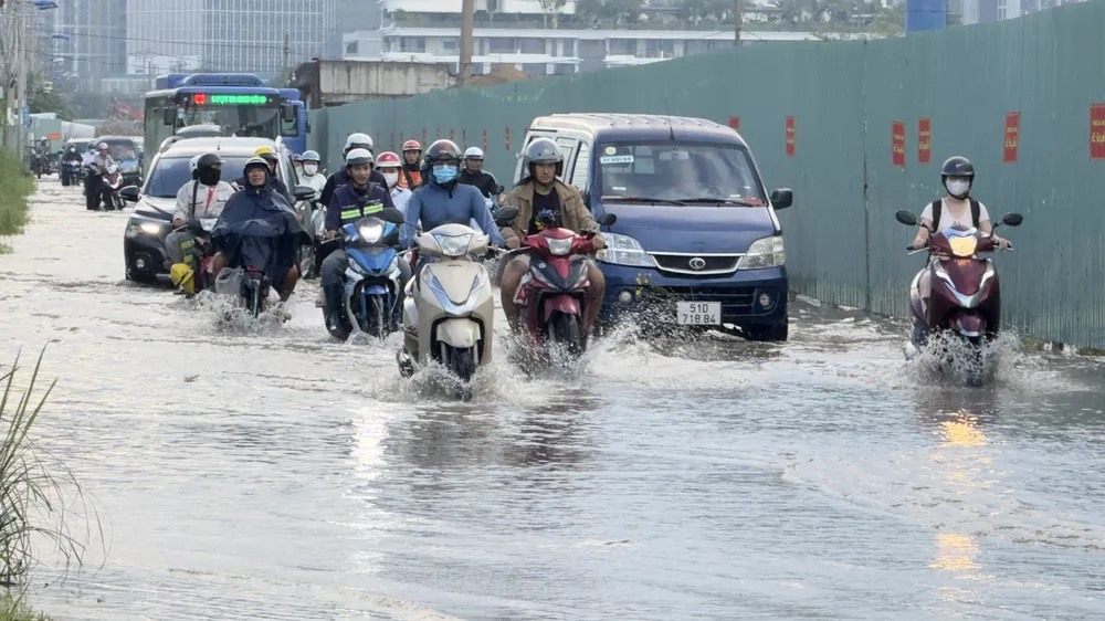 Triều cường dâng cao, nhiều tuyến đường ở TPHCM ngập nước