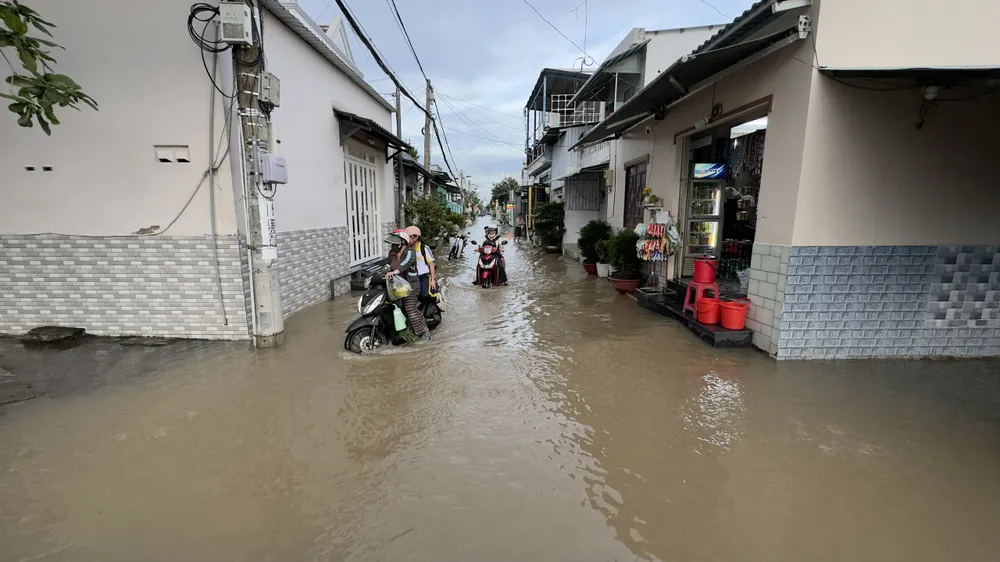 Nhiều nơi trũng thấp tại TPHCM tiếp tục ngập do triều cường
