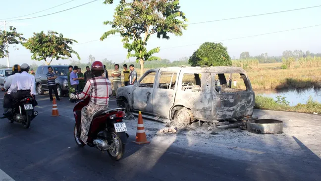 Ô tô 7 chỗ cháy trơ khung 