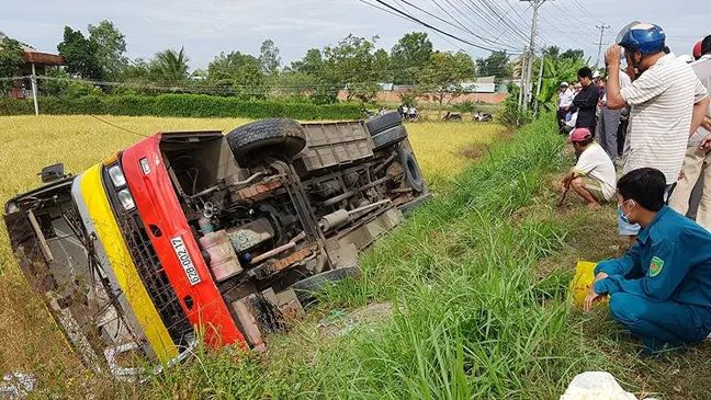 Xe buýt lao xuống ruộng, 1 người chết, khoảng 20 người bị thương