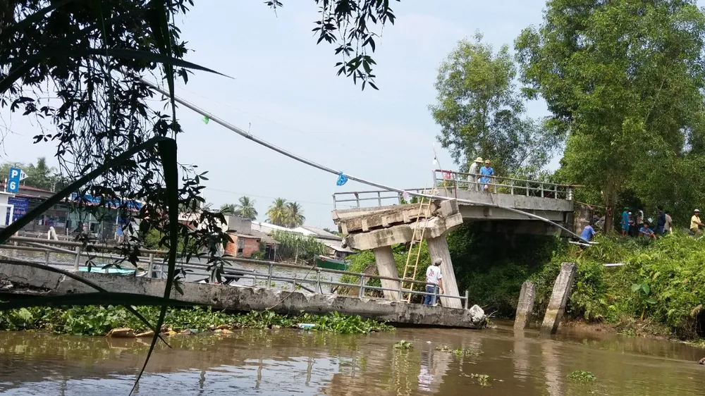Sà lan chở 150 tấn cát đâm sập cầu ở Tiền Giang