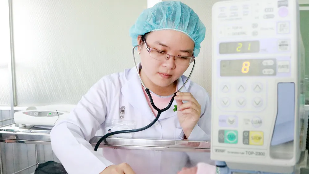Bác sĩ đang theo dõi sức khỏe con của sản phụ T.
