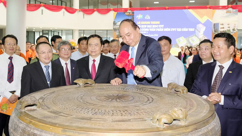 Thủ tướng thực hiện nghi thức khánh thành Đại học FPT Cần Thơ. Ảnh: VGP