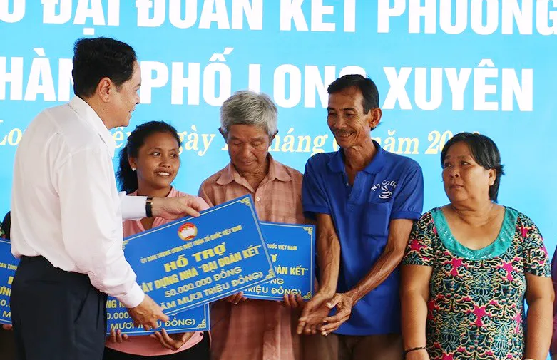 Chủ tịch Trung ương MTTQ Việt Nam tặng quà và hỗ trợ nhà cho người nghèo ở An Giang