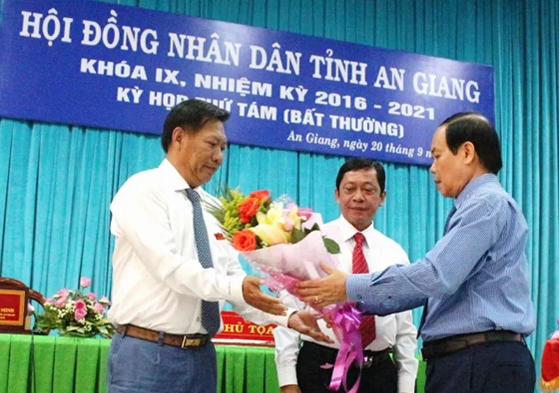 Ông Vương Bình Thạnh, Chủ tịch UBND tỉnh An Giang tặng hoa chúc mừng ông Trần Anh Thư