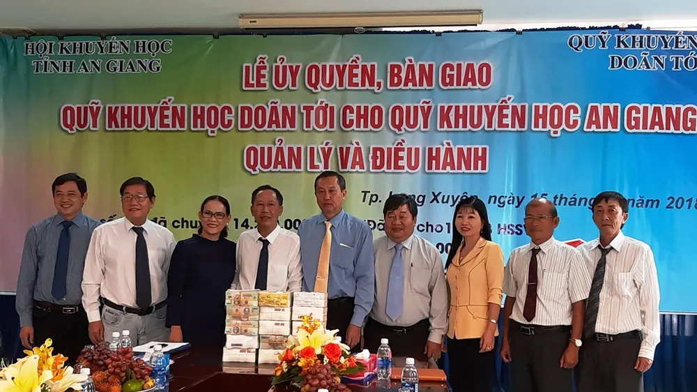 Lễ bàn giao số tiền mặt 10 tỷ đồng từ Quỹ khuyến học Doãn Tới cho tỉnh An Giang quản lý, điều hành