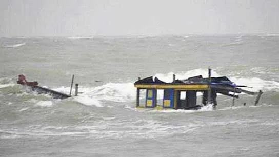 Cứu thành công 8 ngư dân gặp nạn trên biển Bến Tre