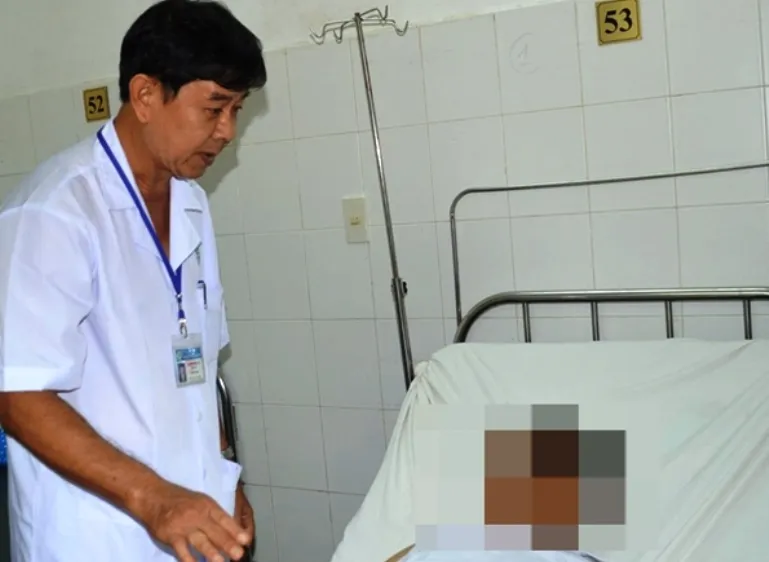 Bác sĩ thăm khám bệnh nhân sau phẫu thuật
