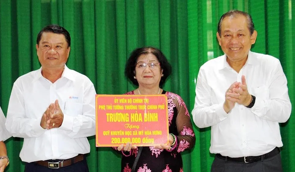 Phó Thủ tướng Trương Hòa Bình trao 200 triệu đồng tặng Quỹ Khuyến học quê hương Bác Tôn