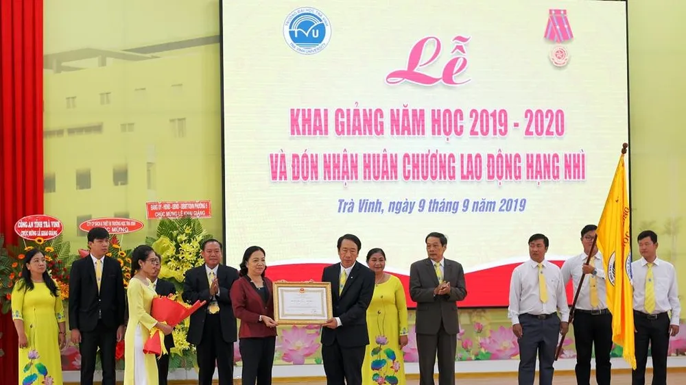 Trường ĐH Trà Vinh nhận Huân chương Lao động hạng Nhì