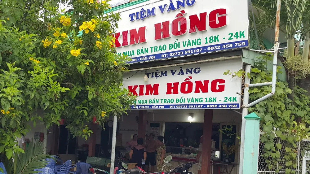 Dùng búa cướp tiệm vàng ở Long An