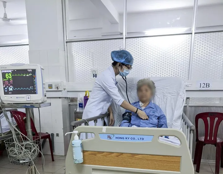 Cứu sống cụ bà 80 tuổi bị u tim nguy kịch 