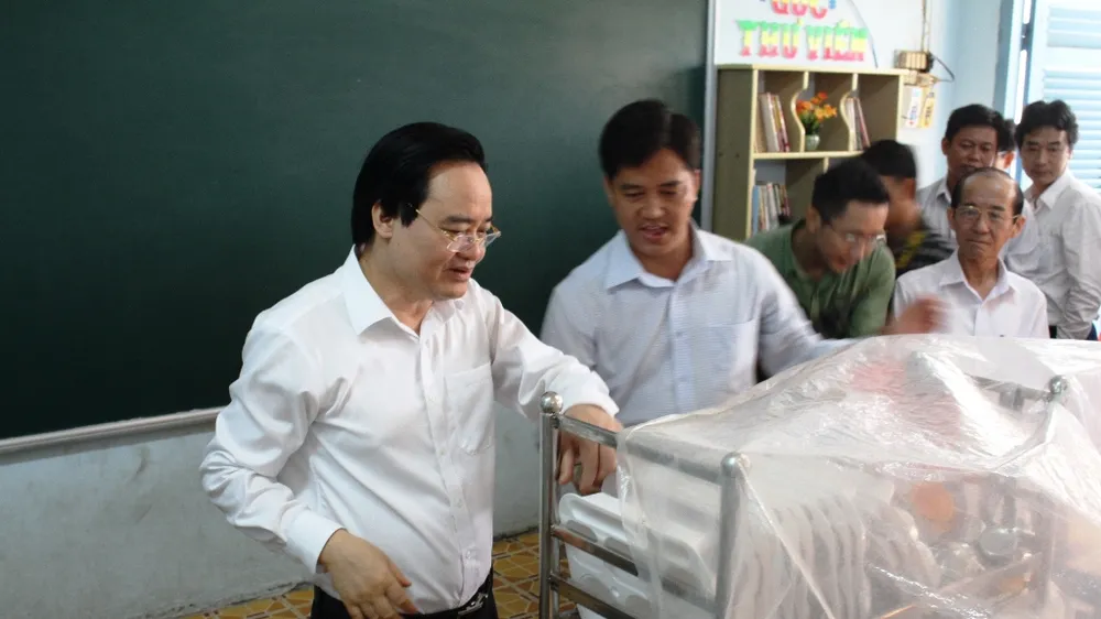 Bộ trưởng Phùng Xuân Nhạ kiểm tra công tác phòng chống dịch ở Đồng Tháp 