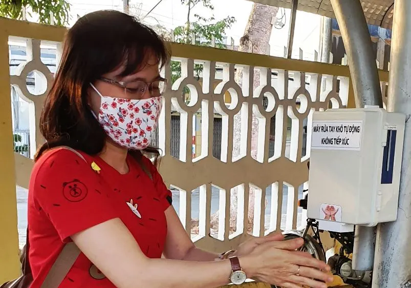 Hai học sinh ở Trà Vinh chế tạo thiết bị rửa tay khô tự động không tiếp xúc 