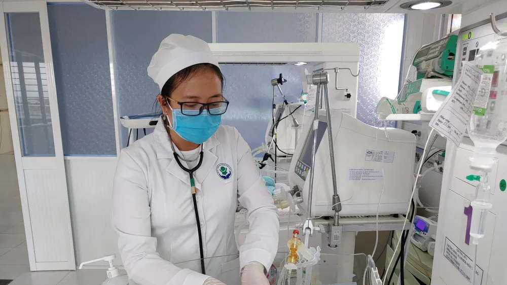 Phẫu thuật cứu sống bé gái sinh cực non bị thủng tạng rỗng