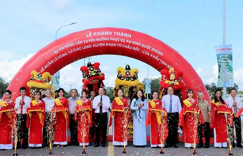 Khánh thành tỉnh lộ 955A kết hợp đê bao ngăn lũ ở Tứ giác Long Xuyên