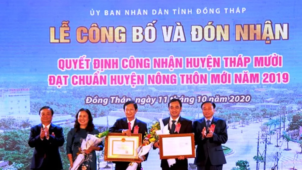 Quang cảnh ​lễ công bố huyện Tháp Mười đạt chuẩn nông thôn mới năm 2019