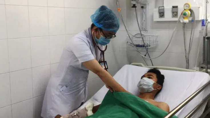 Hai bệnh nhân suýt mất mạng vì bị rắn chàm quạp cắn 