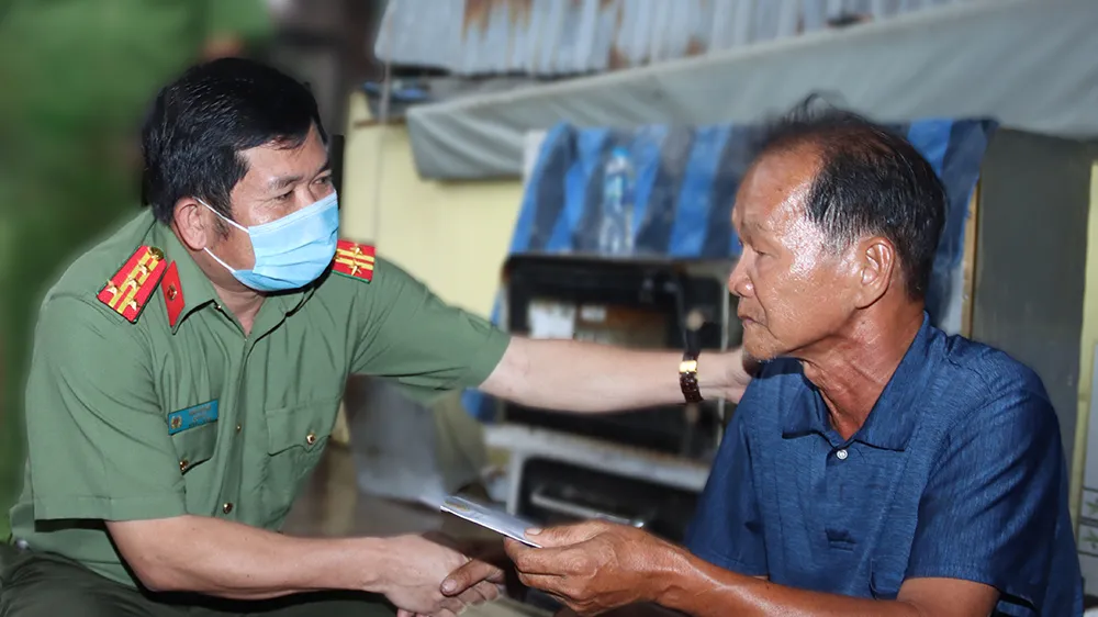 Đại tá Đinh Văn Nơi, Giám đốc Công an tỉnh An Giang đến thăm, động viên, hỗ trợ các gia đình bị cháy nhà ở TP Long Xuyên