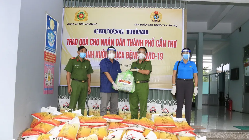 Công an An Giang tặng 1.000 phần quà cho người dân Cần Thơ bị ảnh hưởng dịch Covid-19