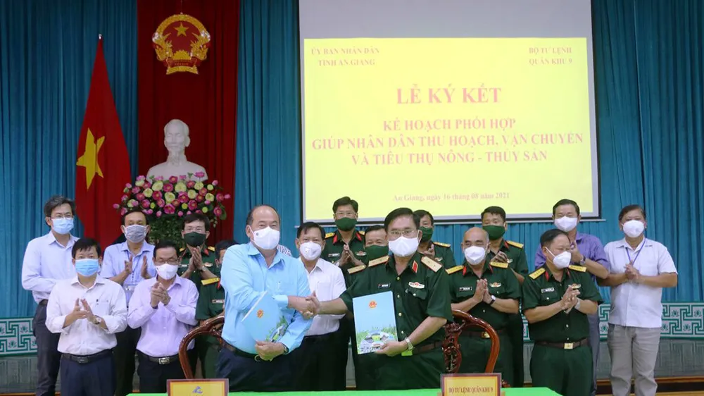 Quân khu 9 hỗ trợ An Giang thu hoạch, vận chuyển nông sản 