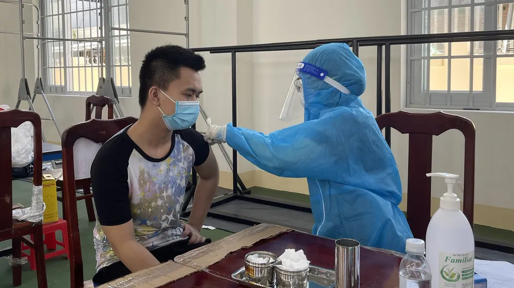 Tỉnh Kiên Giang tiêm vaccine ngừa Covid-19 cho học sinh khối THPT