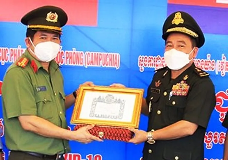 Quốc vương Campuchia tặng Huân chương Monisaraphon cho Đại tá Đinh Văn Nơi