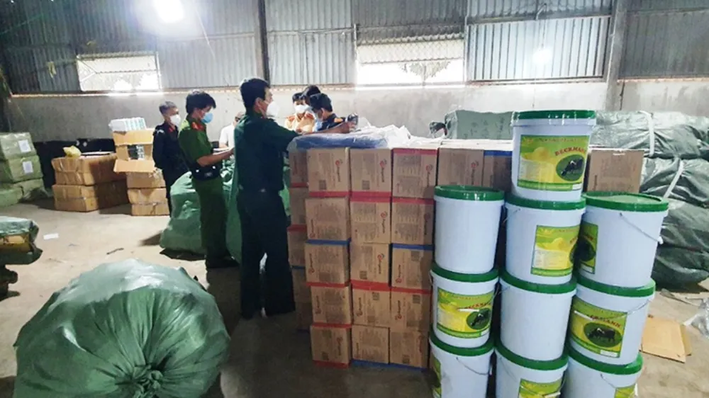 Tạm giữ xe tải chở số lượng lớn hàng hóa không rõ nguồn gốc