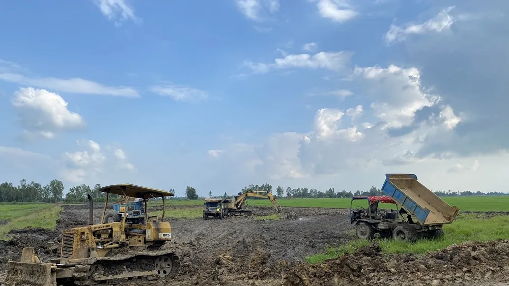 Hiện trường khai thác đất trái phép 