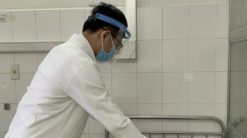 Cấp cứu kịp thời bệnh nhân tự đóng đinh vào đầu